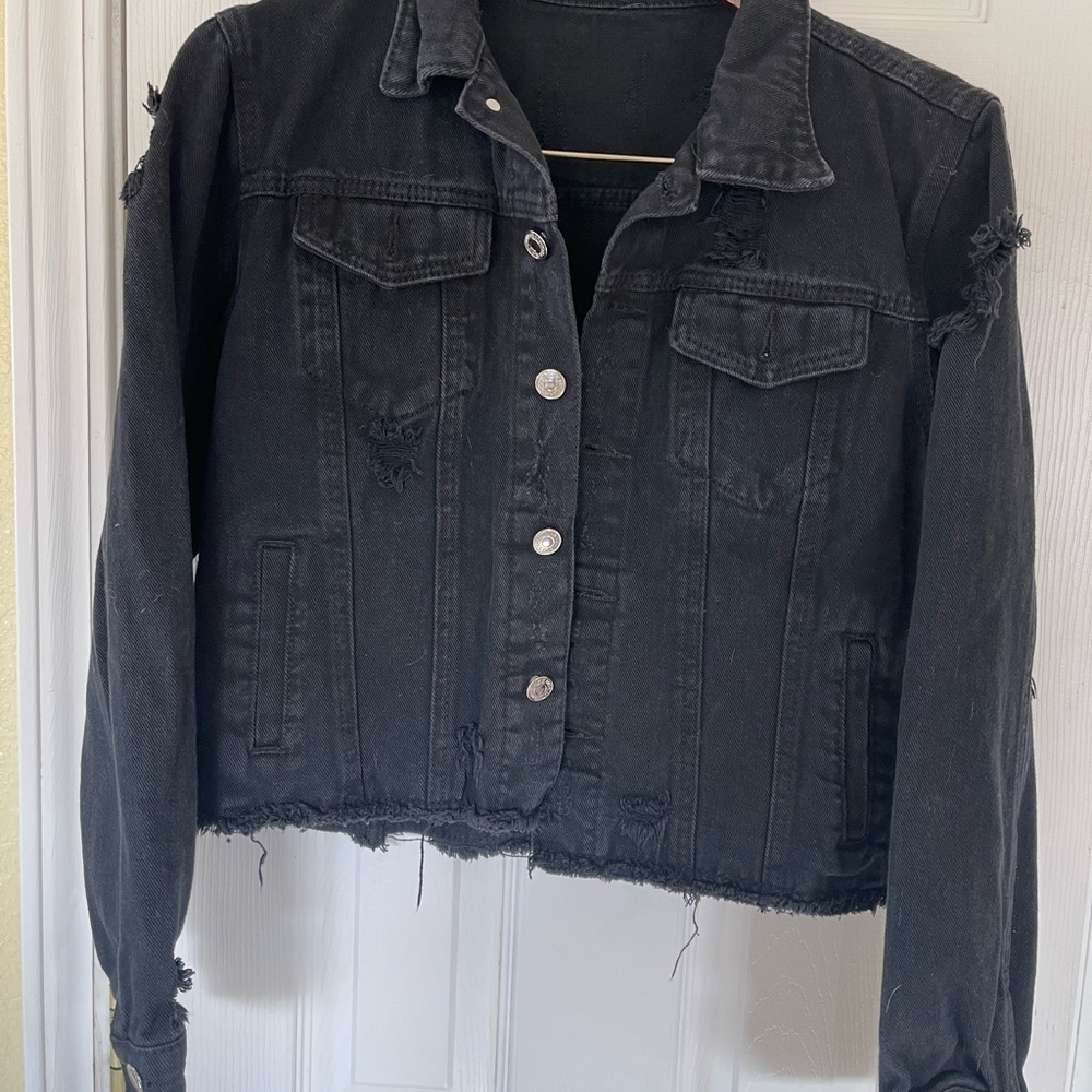 Distressed, crop BLACK JEAN JACKET. Large